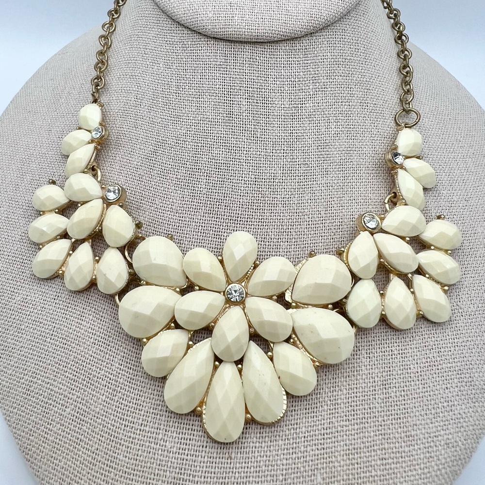 CREAM FLOWER NECKLACE
